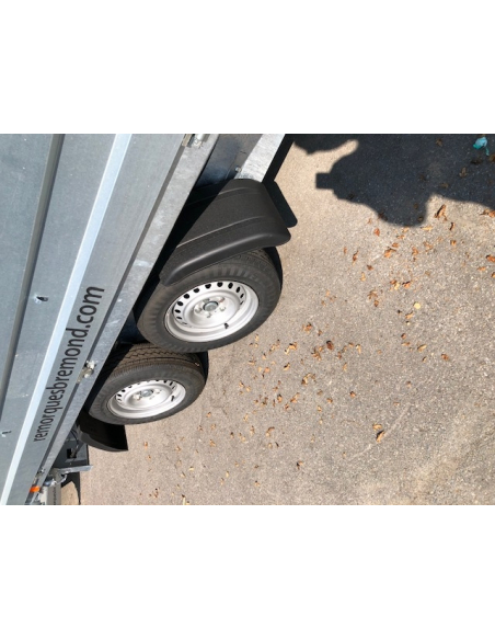 Remorque tri-benne 2 essieux roues dessous