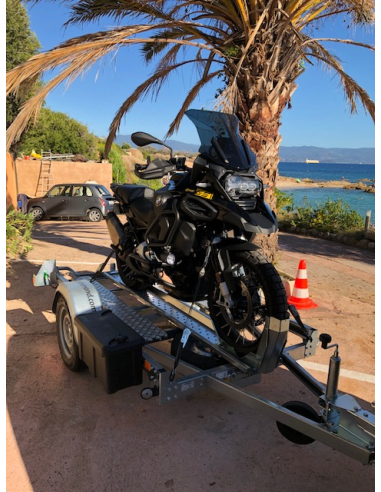Porte-moto PMB 751 - Kit sangles HD + Bloque-roue Acebikes + Coffre de rangement + Roue de secours (option) Porte-moto PMB 751 - Kit sangles HD + Bloque-roue Acebikes + Coffre de rangement + Roue de secours (option)