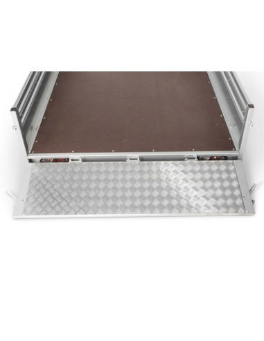 Panneau arrière doublé et renforcé d’aluminium pour être utilisé comme hayon de chargement.