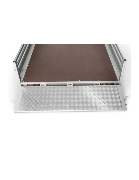 Panneau arrière doublé et renforcé d’aluminium pour être utilisé comme hayon de chargement.
